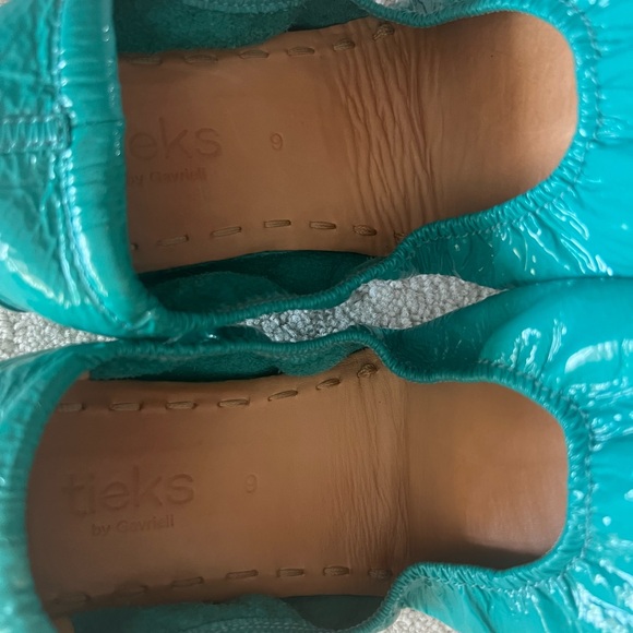 Women's Tieks Turquoise patent leather flats size 9 - Picture 3 of 5